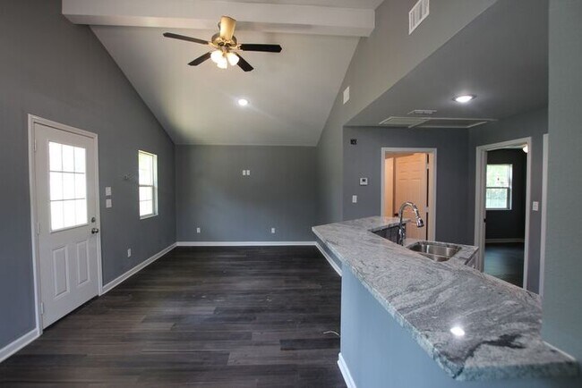 Building Photo - Self Tour Today! 1 bedroom, 1 bath + STUDY...