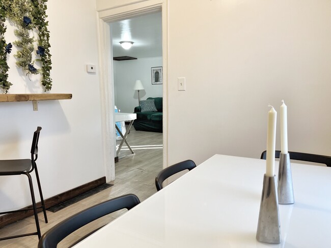 Building Photo - 736 N Hickory St