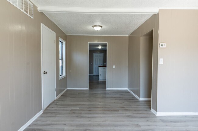 Foto del edificio - Charming 3-Bedroom Home with Spacious Room...