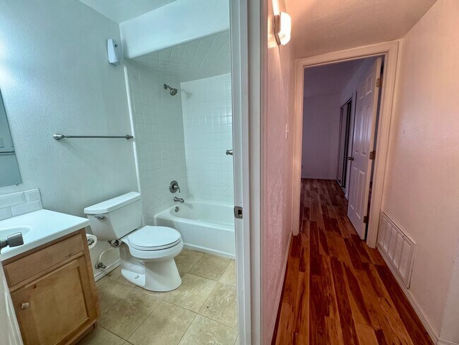 Building Photo - 3 Bed updated gem!