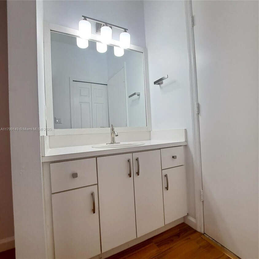 Foto del edificio - 642 SW 106th Ave