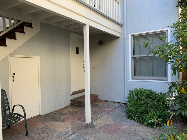 Building Photo - Rare ground floor rental in Elmwood district