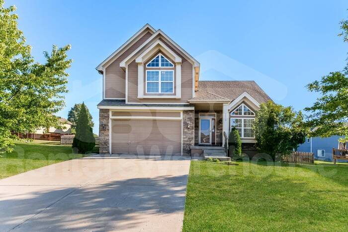 Foto principal - Raymore Beauty....4 Bed 3 Bath...Available...