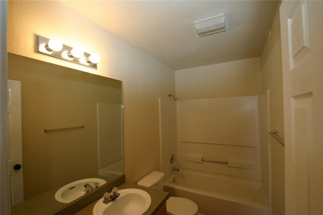 Building Photo - 221 Princess Jennifer Dr