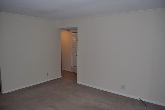 Building Photo - 2811 Pembroke Ln
