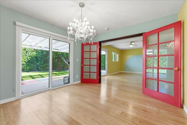 Foto del edificio - 3 bed / 2 Bath Mid-Century Home with Two-Car Garage, Soaking Pool and Manicured Backyard!