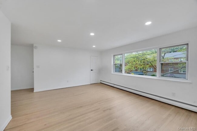 Foto del edificio - 74-16 85th Rd