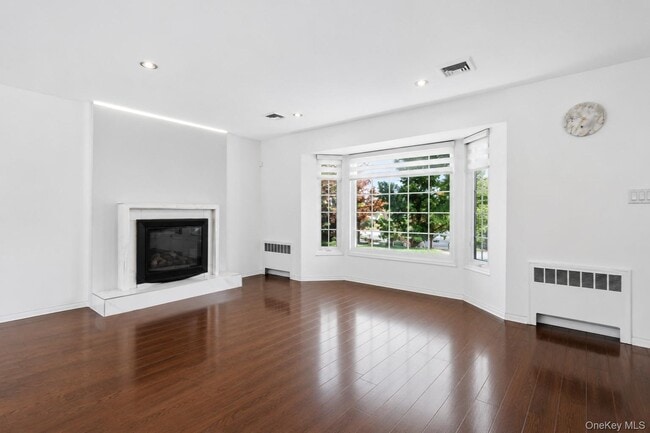 Building Photo - 38 Birchwood Park Dr