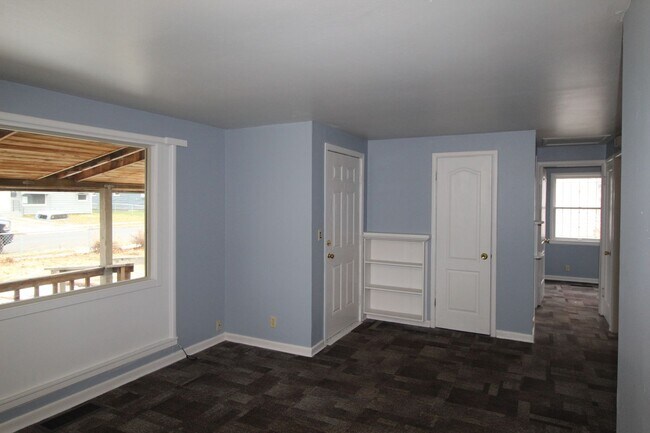 Building Photo - 1204 E Bismark Ave