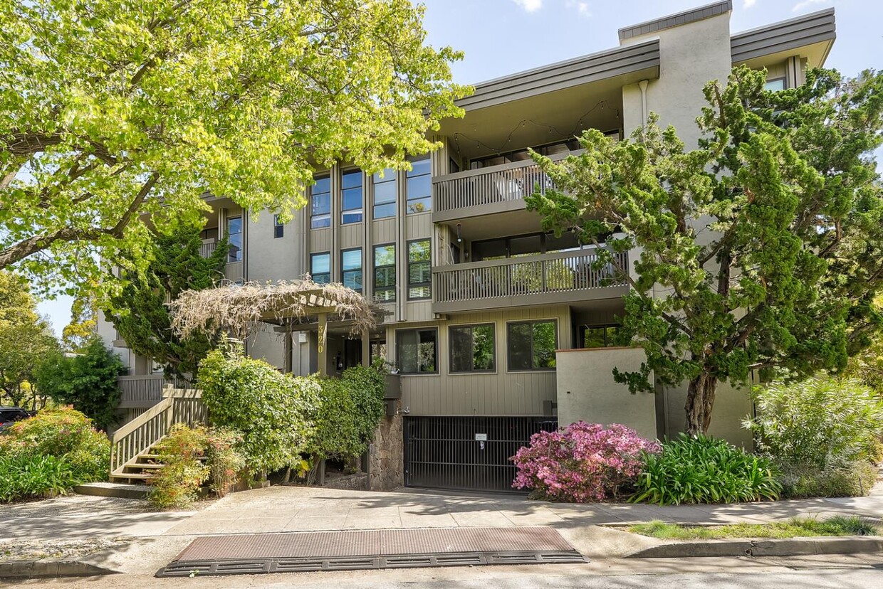 Primary Photo - 320 Palo Alto Ave