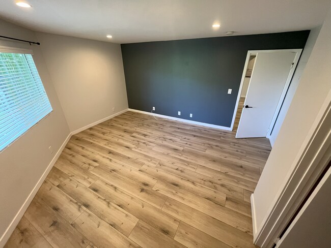 Dormitorio 1 con baño privado - 4249 Longridge Ave