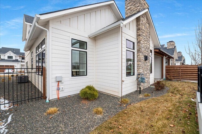Building Photo - 3 Bedroom 2.5 Bathroom Townhouse in SpurWing
