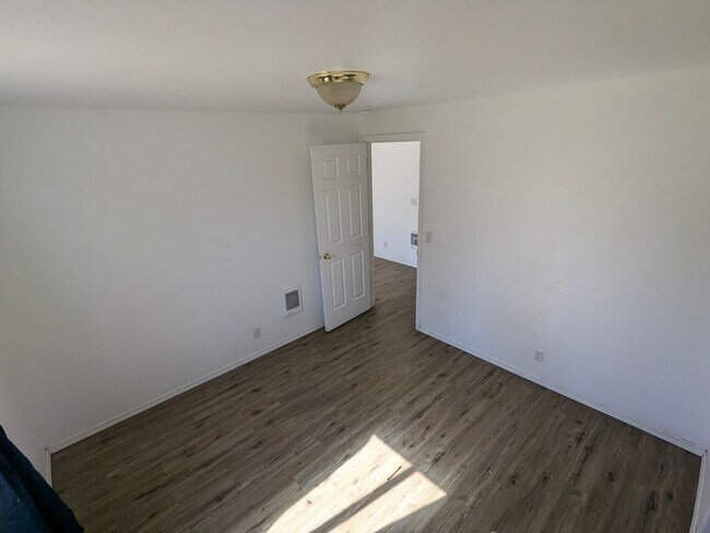 Building Photo - Huntington Rd. Duplex