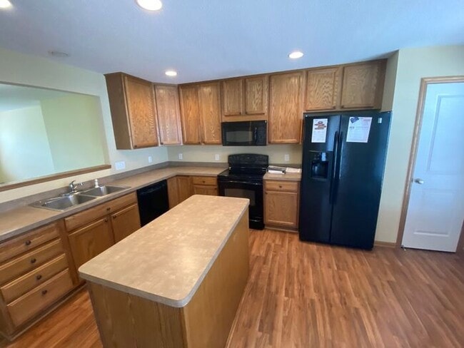 Building Photo - Large Townhome Available September 1, Open...