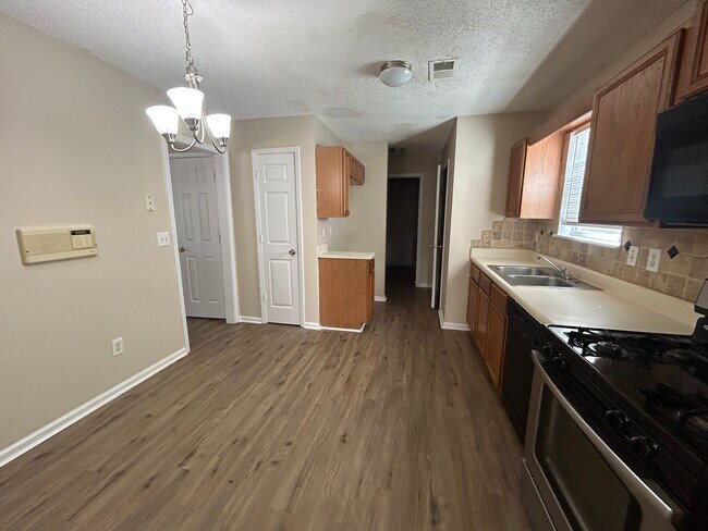 Foto del edificio - **MOVE IN WITH NO SECURITY DEPOSIT**8205 Autumn Greene Dr: Spacious 4 BR, 2.5 BA home only 2 mile...