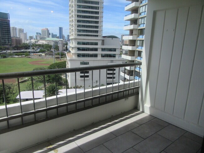 Building Photo - 2333 Kapiolani Blvd