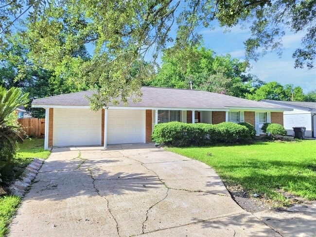 Foto del edificio - 5922 Densmore Dr