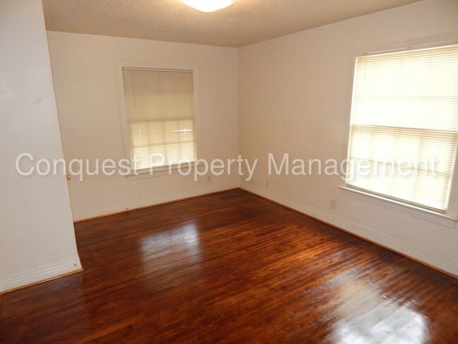 Building Photo - Quaint 1 Bedroom Duplex on Donnybrook