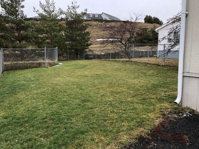 Building Photo - 255 NW Golden Hills Dr