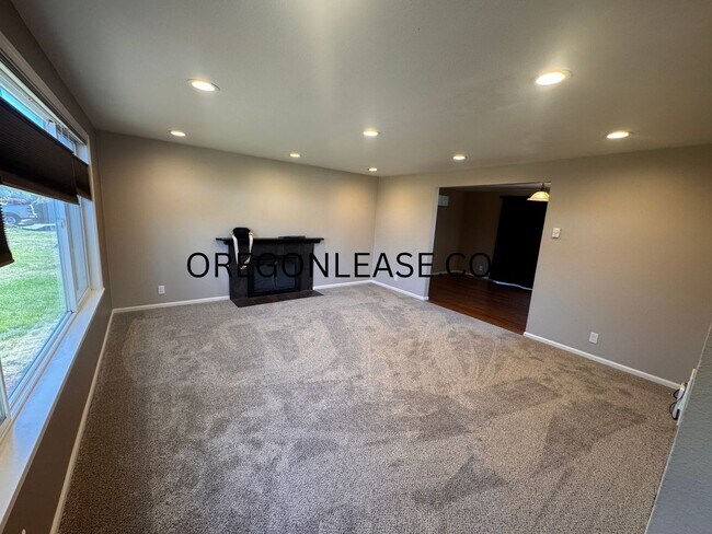 Foto del edificio - Spacious 4-Bedroom Home in North Springfield