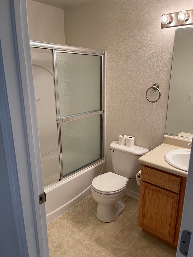 Guest bathroom - 3606 Ponderosa Ct
