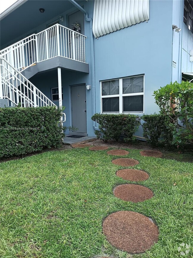 Building Photo - 3856 S Circle Dr