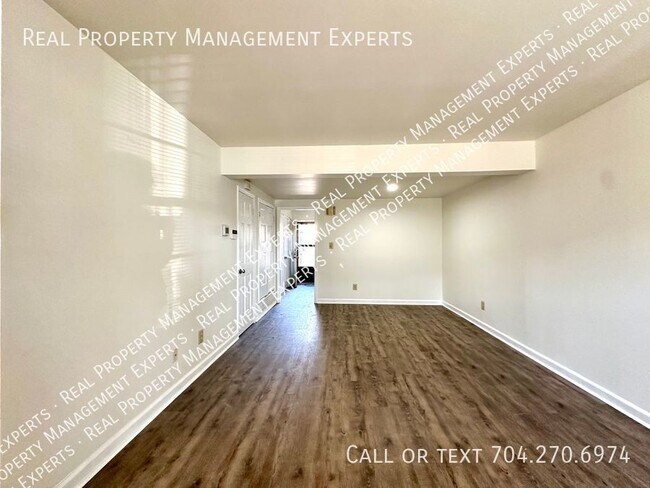Foto del edificio - Charming 2BR/1.5BA Townhouse in Pineville!