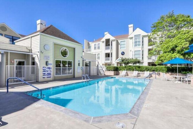 Foto del edificio - Serene & Pristine: 3 Bedroom, 3 Bath Bi-Level Condominium available in Central San Jose Location