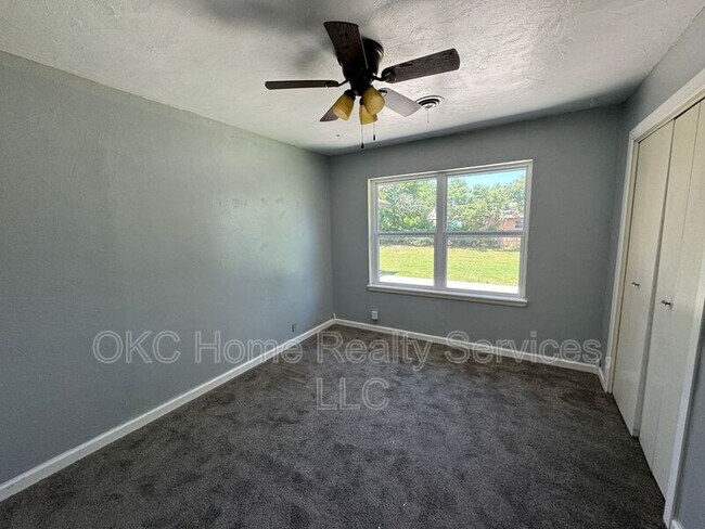 Building Photo - 105 Spruce Av.
