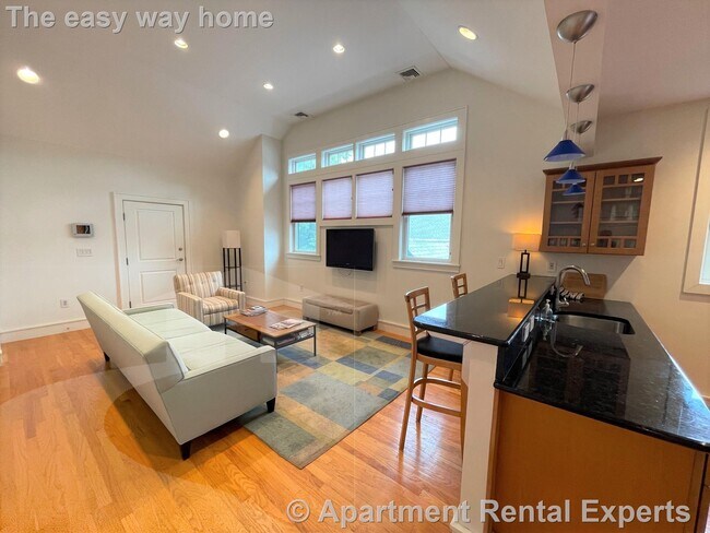 Building Photo - Davis / Porter Sq - Modern 2 Bed Condo wit...
