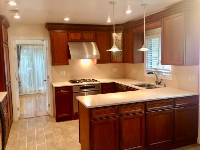 Building Photo - 1227 Manor Dr