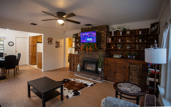 Living room - 4271 Rosilyn Dr