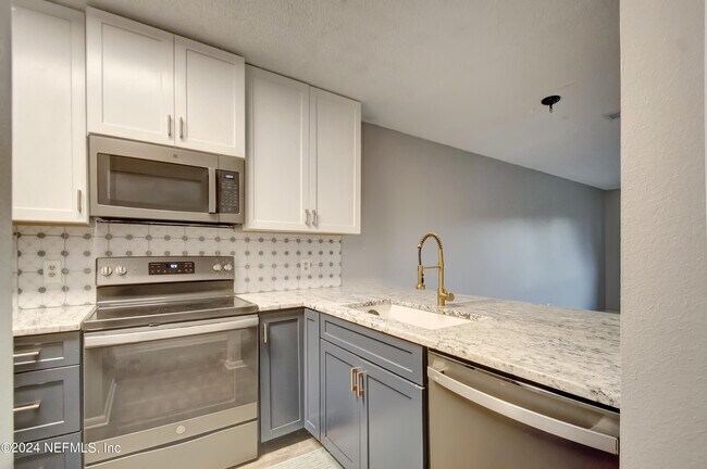 Building Photo - 650 W Pope Rd