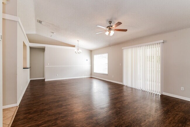 Foto del edificio - 13244 Pinyon Dr