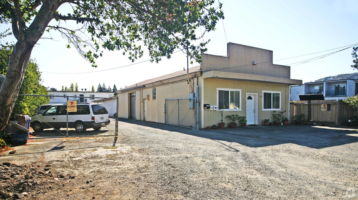 Building Photo - Castlewood Apartments