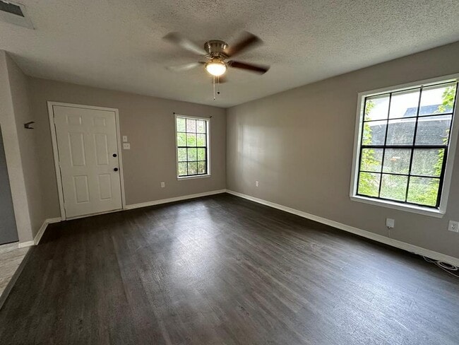 Building Photo - 1109 McNeil Ave