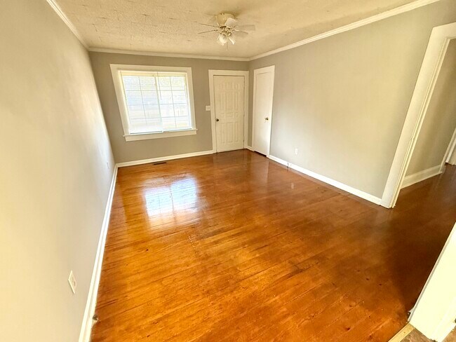 Foto del edificio - 100 Bowen Cir