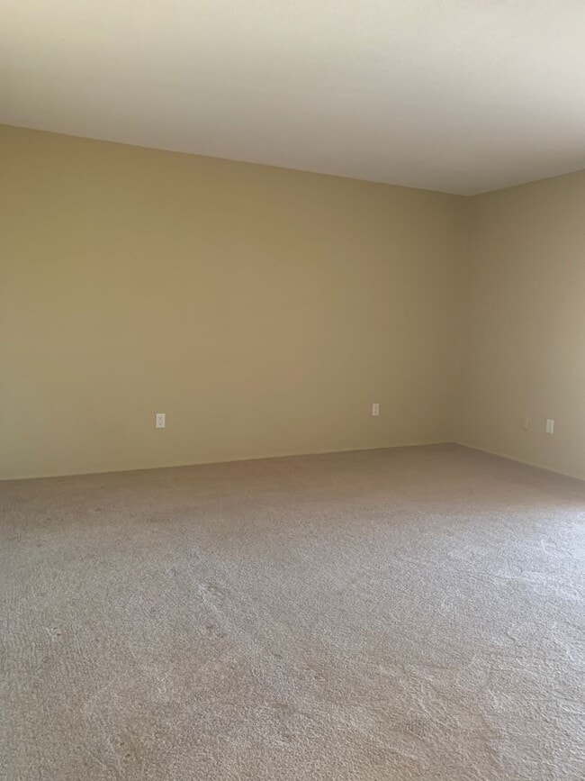 Building Photo - 937L Country Club Dr