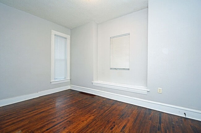 Building Photo - 3-Bedroom 1-Bathroom Unit Available Now in Minneapolis!