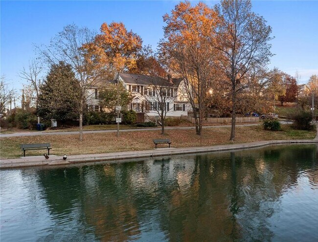 Foto del edificio - 2420 Simpson Ave