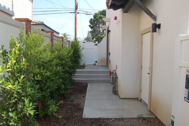 Building Photo - 425 W Duarte Rd