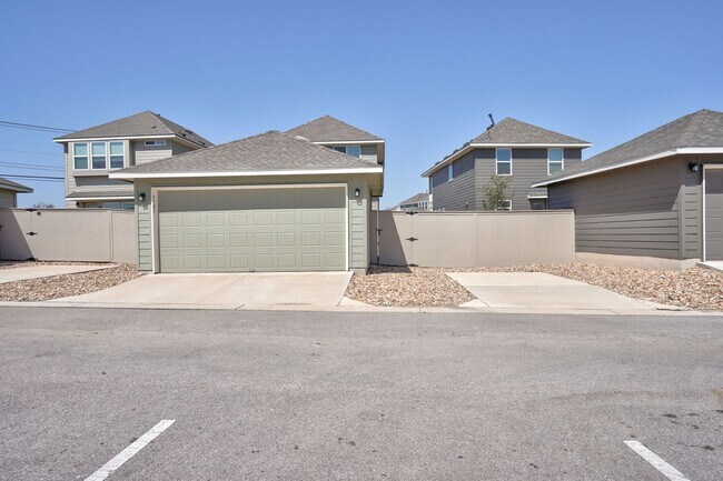Building Photo - Charming 3-Bed, 2.5-Bath Home with Spaciou...