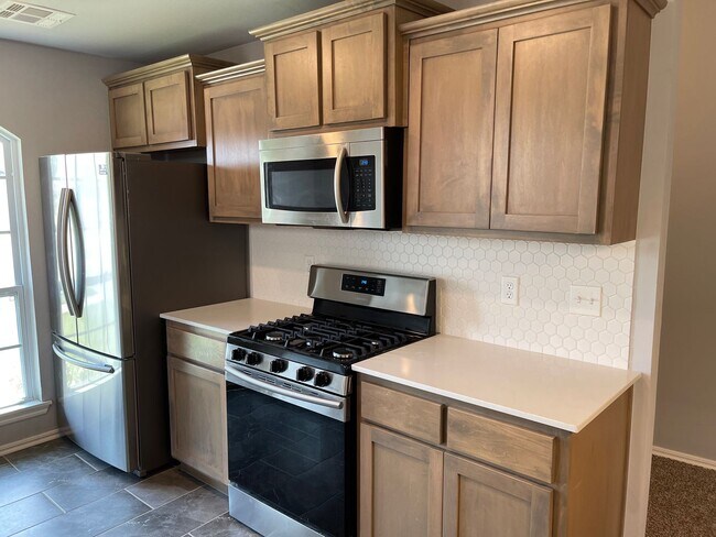 Foto del edificio - Mustang Schools! 3 bed 2 bath in Yukon! Built in 2020, Beautiful finishes and fenced backyard.