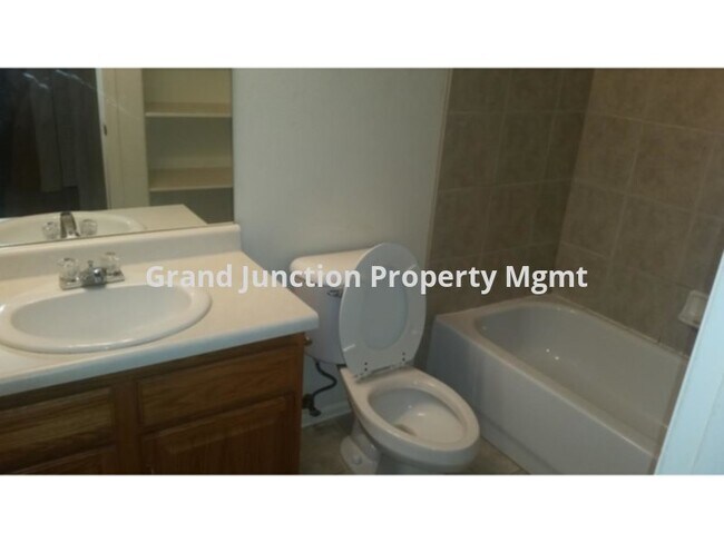 Building Photo - MOVE IN SPECIAL 6 MONTHS @ $1095, THEN 12 ...
