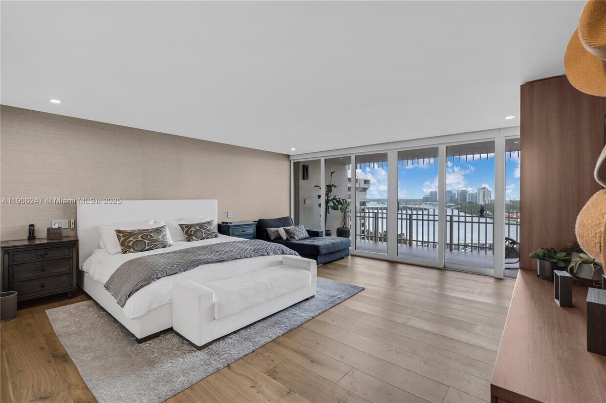 Foto principal - 3 Grove Isle Dr