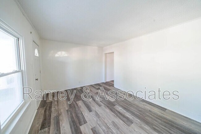Foto del edificio - 837 E Burnett Ave