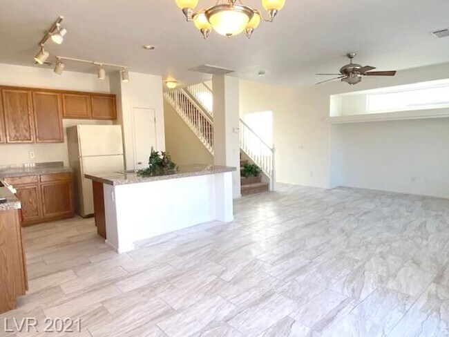 Foto del edificio - Gated Community! Fabulous 4 Bedrooms Plus Large Loft. One Bed and Bath Downstairs.