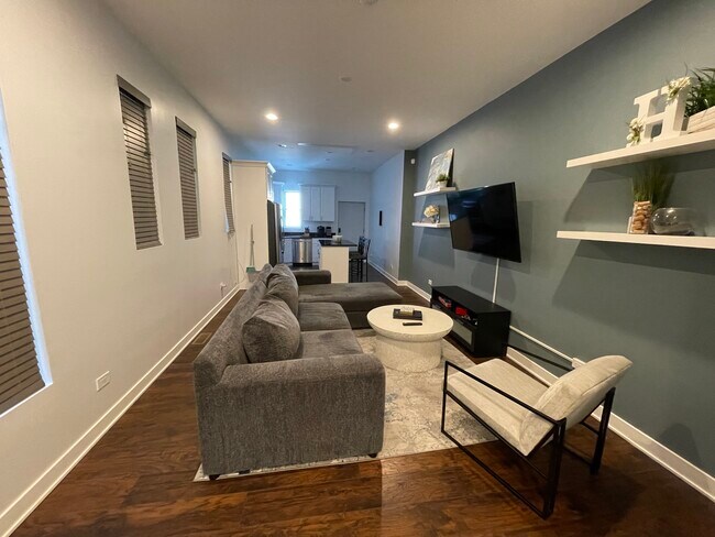 Main level living room - 6033 S Eberhart Ave