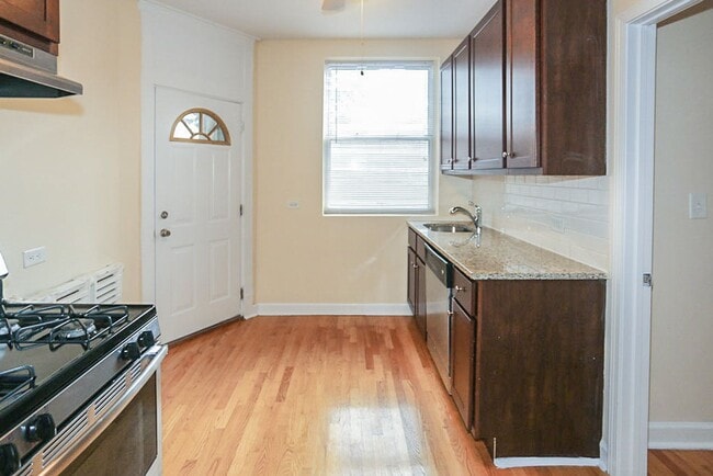 Building Photo - 1615 W Berteau Ave