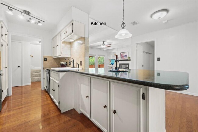 Foto del edificio - 9411 Cedar Crest Dr